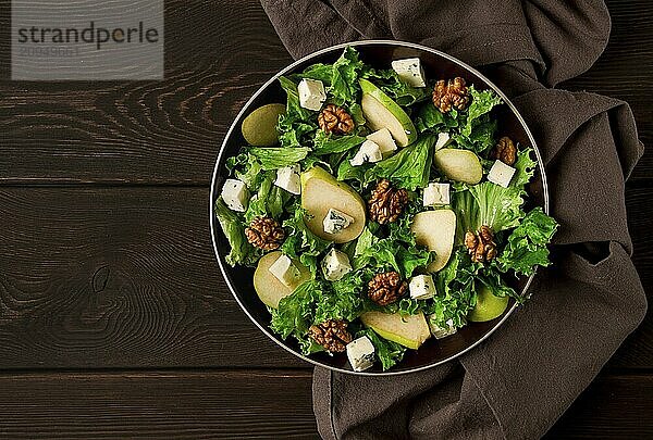 Keto Salat  Birne mit Blauschimmelkäse und Walnuss  selektiver Fokus  keine Menschen  Nahaufnahme