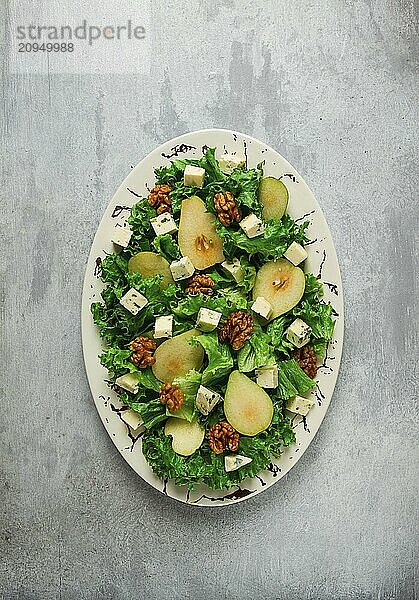 Keto Salat  Birne mit Blauschimmelkäse und Walnuss  selektiver Fokus  keine Menschen  Nahaufnahme