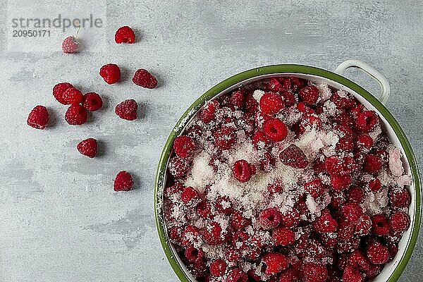 Frische Himbeere  bedeckt mit Kristallzucker  Zubereitung von Marmelade  Ansicht von oben  ohne Personen