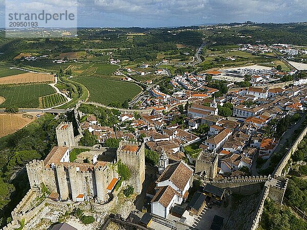 Panorama-Luftaufnahme einer von Stadtmauern umgebenen mittelalterlichen Stadt mit einer Burg in grüner Landschaft  Stadt  Burg  Castelo de Óbidos  Stadtmauer  Óbidos  Obidos  Oeste  Centro  Estremadura  Portugal  Europa