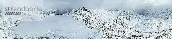 Luftaufnahme  Verschneite Berglandschaft bei Nebel  Ortlergruppe  Trient  Italien  Europa