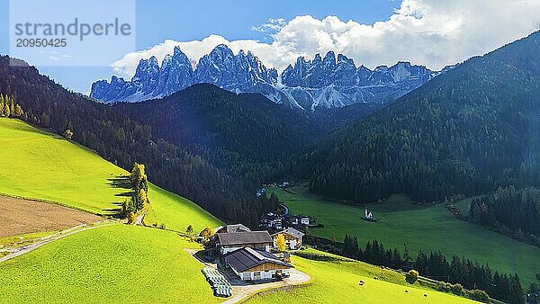 Bauernhof und Almwiesen  hinten die Gipfel der Geislergruppe  Drohnenaufnahme  Sankt Magdalena  Villnößtal  Dolomiten  Autonome Provinz Bozen  Südtirol  Italien  Europa