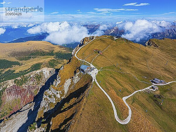 Die Gipfel-Station der Seceda-Seilbahn  Sofie-Hütte  Drohnenaufnahme  Grödnertal  Dolomiten  Autonome Provinz Bozen  Südtirol  Italien  Europa