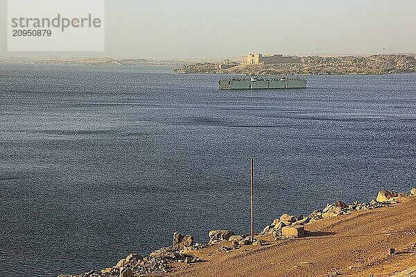 Blick vom Staudamm über den Nil auf den Isis Tempel von Philae auf der Insel Agilkia  Afrika  Oberägypten  Ägypten  Afrika