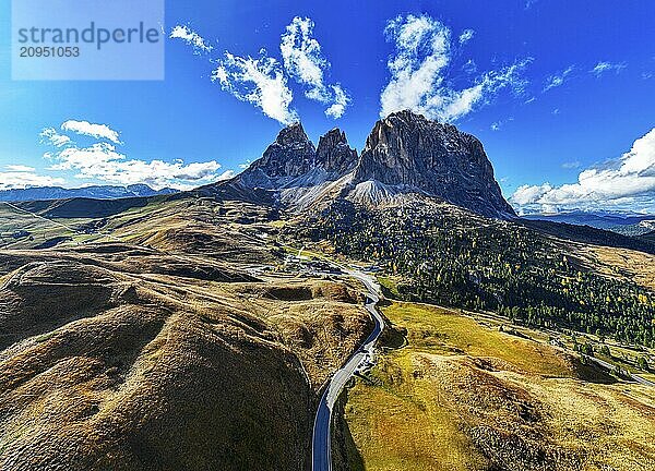 Die Gipfel der Langkofelgruppe  Sellajoch  Drohnenaufnahme  Grödnertal  Dolomiten  Autonome Provinz Bozen  Südtirol  Italien  Europa