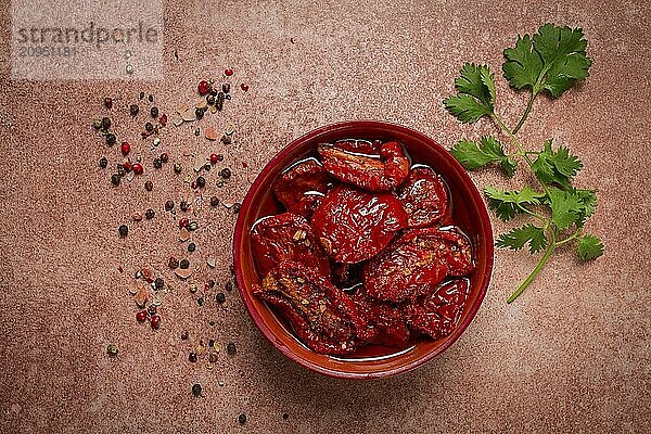 Getrocknete Tomaten  in einer Schale  Draufsicht  auf braunem Hintergrund