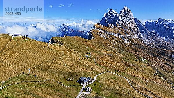 Sofie-Hütte  hinten die Gipfel Sas Rigais und Furchetta der Geislergruppe  Drohnenaufnahme  Grödnertal  Dolomiten  Autonome Provinz Bozen  Südtirol  Italien  Europa