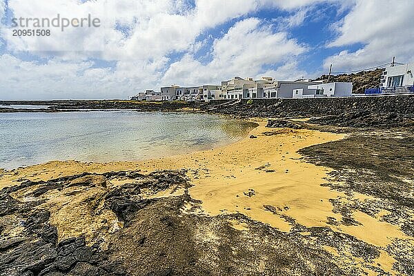 Schöne Landschaft von Orzola mit weißer Architektur und Booten  Lanzarote  Kanarische Inseln  Spanien  Europa