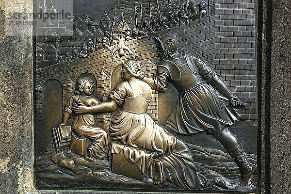 Teil vom Denkmal zur Erinnerung an die Ertraenkung von Johannes Nepomuk auf der Karlsbruecke  Prag  Tschechien  Europa