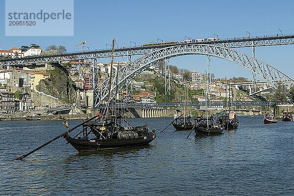 Sehenswürdigkeit  Architektur  Blick von Vila Nova de Gaia auf Rabelos  Boote auf dem Fluss Douro und die Brücke Ponte Dom Luis I mit Stadtbahn der Metro do Porto  Porto  Portugal  Europa