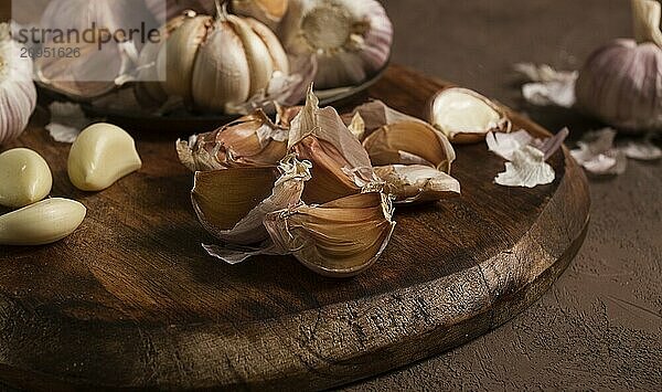 Frischer Knoblauch  auf einem dunklen Hintergrund  Draufsicht  Lebensmittelkonzept