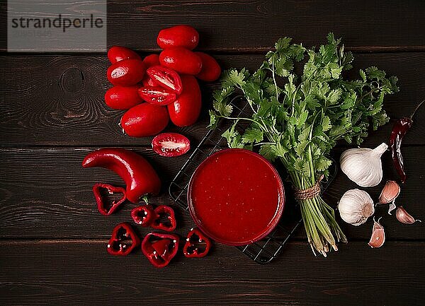 Tomatensauce  Tomaten und Paprika  georgische Satsebeli Sauce  mit Zutaten auf dunklem Hintergrund  Draufsicht  Nahaufnahme  ohne Personen