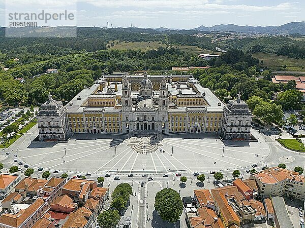 Luftaufnahme eines historischen Palasts in Barockstil  umgeben von grüner Vegetation und alter Gebäudestruktur  Luftaufnahme  Palast  Palácio Nacional de Mafra  Lissabon  Lisboa  Portugal  Europa