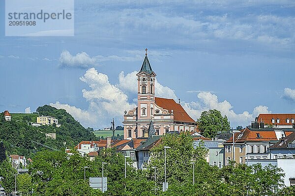 Blick über die Donau auf die Veste Oberhaus und die Kirche  Passau  Bayern  Deutschland  Europa