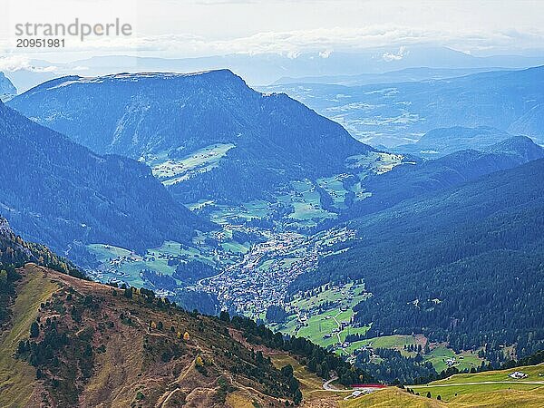 Das Dorf Sankt Ulrich in Gröden  Drohnenaufnahme  Grödnertal  Dolomiten  Autonome Provinz Bozen  Südtirol  Italien  Europa