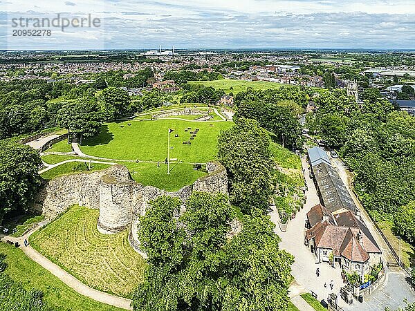 Pontefract Castle aus einer Drohne  Pontefract  West Yorkshire  England  Großbritannien  Europa