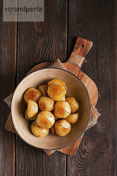 Frisch gekochte  neue Kartoffeln  mit Dill  auf einem Holztisch  selektiver Fokus. Nahaufnahme  Tonung  keine Personen