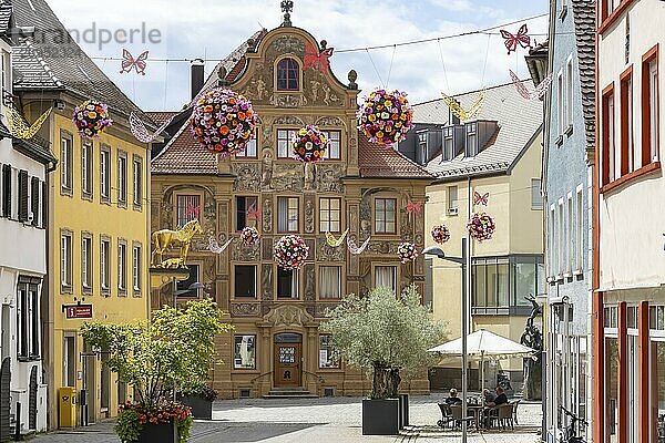 Stadtansicht von Ellwangen  Haus Zimmerle mit prächtiger Fassadenmalerei. Heute Adler Apotheke  früher Postgasthof. Blumenschmuck  Blütenkugeln über den Straßen von Ellwangen  Baden-Württemberg  Deutschland  Europa