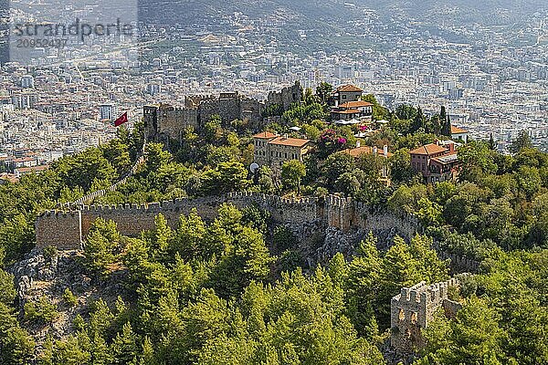 Von der auf einer Halbinsel vorgelagerten Burg hat man einen Rundumblick über die Stadt Alanya.  Alanya  Antalya  Türkei  Asien