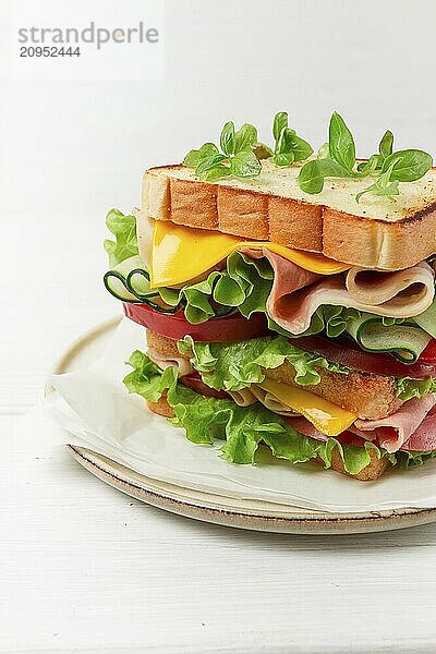 Club Sandwich  auf einem weißen Tisch  Nahaufnahme  keine Personen  horizontal  hausgemacht