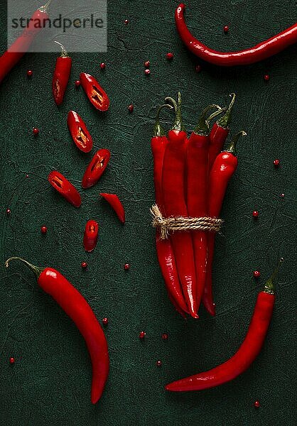 Bunch of red hot chili pepper  close up  auf einem dunklen Hintergrund  selektiver Fokus  keine Menschen  Konzept  Lebensmittel Hintergrund  getönten Bild