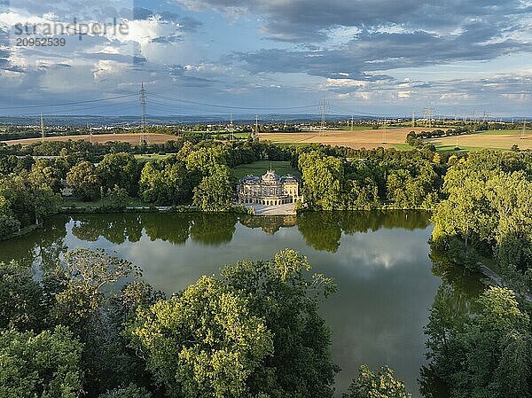 Seeschloss Monrepos spiegelt sich im Eglosheimer See  Luftbild  Ludwigsburg  Baden-Württemberg  Deutschland  Europa