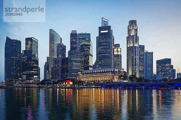 Skyline von Singapur und Marina Bay am Abend