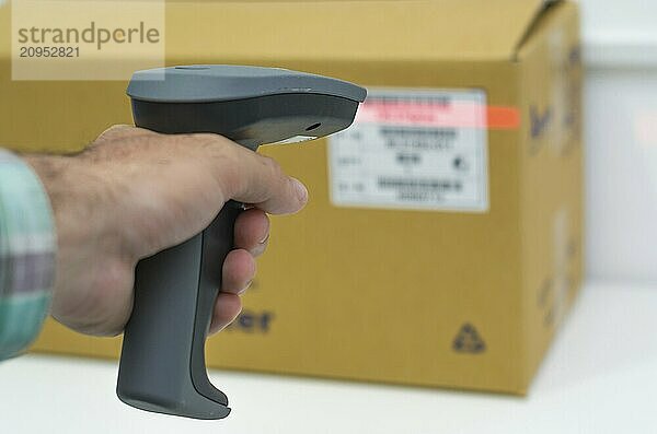 Großes Konzept der Rückverfolgbarkeit  ERP System  Hand kriechen Produkt Barcode und Verpackung. Der Mann bekommt auf der Hüfte Scanner in Operationen auf gedruckten Barcode gerichtet. Lagerhaus Szene. Flache Tiefenschärfe!