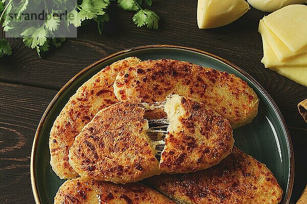 Chvishtari  Maismehltortillas mit Käse  Gebäck  georgische Küche  Mchadi  hausgemacht  Draufsicht  auf einem Holztisch  keine Personen