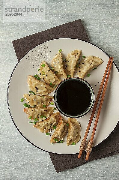 Japanische Gyoza Knödel  gebraten  mit Soße  Draufsicht  ohne Personen  getönt  selektiver Fokus