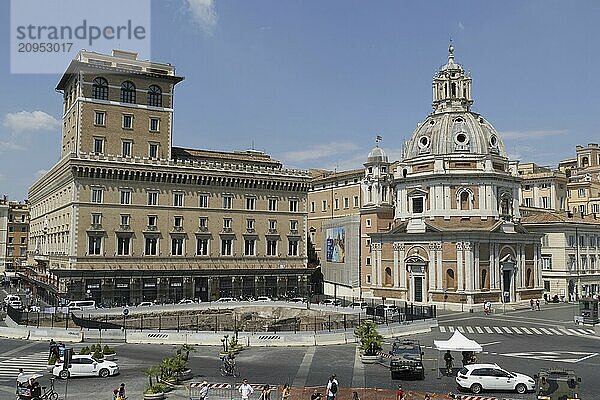 Blick vom Monumento Vittorio Emanuele II  Piazza Venezia  auf die Kirche Santa Maria di Loreto und die Prefettura  Palazzo della Assicurazioni Generali  Rom  Italien  Europa