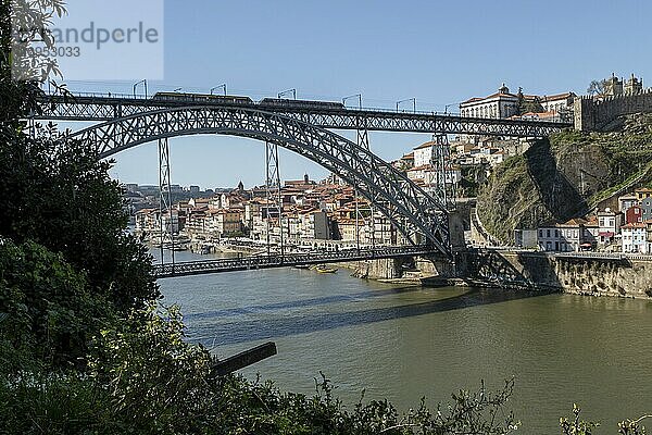 Sehenswürdigkeit  Architektur  Blick von Vila Nova de Gaia auf die Brücke Ponte Dom Luis I mit Stadtbahn der Metro do Porto und die Altstadt von Porto  Portugal  Europa