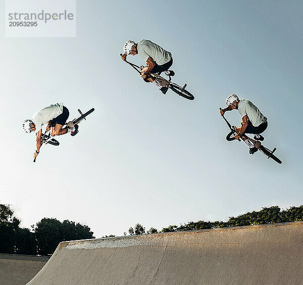 Junger Mann springt mit bmx Fahrrad Skatepark