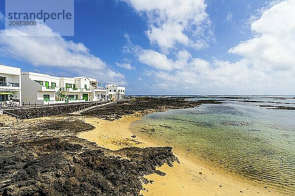 Schöne Landschaft von Orzola mit weißer Architektur und Booten  Lanzarote  Kanarische Inseln  Spanien  Europa