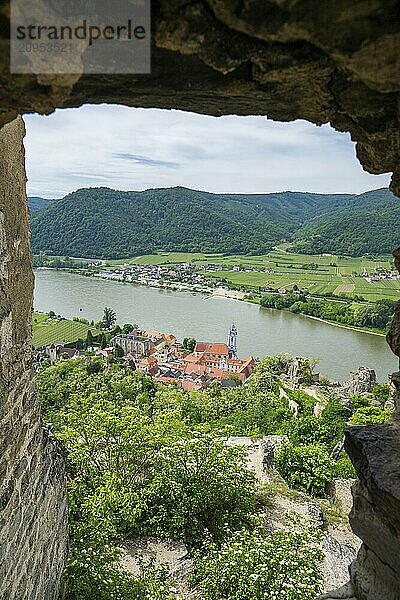 Blick von der Burg Dürnstein im Frühling  Dürnstein  Fluss Danubia  Wachau  Österreich  Europa