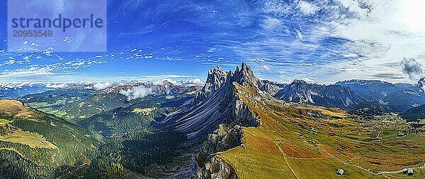 Die Gipfel Sas Rigais und Furchetta der Geislergruppe  Weitwinkel-Panoramaaufnahme  Drohnenaufnahme  Grödnertal  Dolomiten  Autonome Provinz Bozen  Südtirol  Italien  Europa