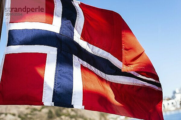 Norwegens Flagge weht im Wind