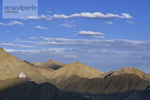 Das Kloster Namgyal Tsemo Gompa auf dem Tsenmo-Hügel  ein Aussichtspunkt über Leh  Ladakh  Jammu und Kaschmir  Indien  Asien