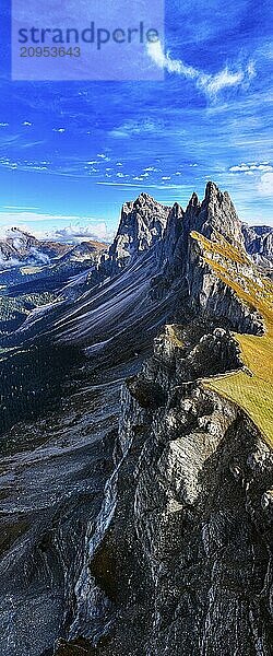 Die Gipfel Sas Rigais und Furchetta der Geislergruppe  Panoramaaufnahme  Drohnenaufnahme  Grödnertal  Dolomiten  Autonome Provinz Bozen  Südtirol  Italien  Europa