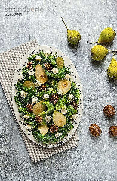 Keto Salat  Birne mit Blauschimmelkäse und Walnuss  selektiver Fokus  keine Menschen  Nahaufnahme