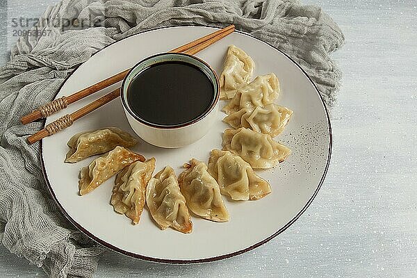 Japanische Gyoza Knödel  gebraten  mit Soße  Draufsicht  ohne Personen  getönt  selektiver Fokus