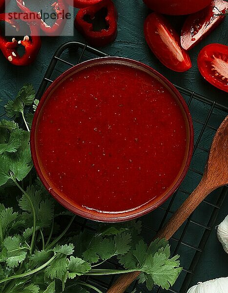 Tomatensauce  Tomaten und Paprika  georgische Satsebeli Sauce  mit Zutaten auf dunklem Hintergrund  Draufsicht  Nahaufnahme  ohne Personen