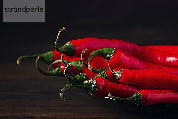 Bunch of red hot chili pepper  close up  auf einem dunklen Hintergrund  selektiver Fokus  keine Menschen  Konzept  Lebensmittel Hintergrund  getönten Bild