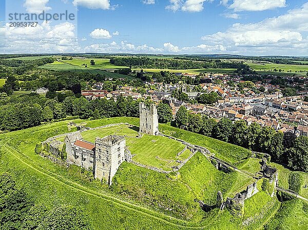 Helmsley Castle aus einer Drohne  North York Moors National Park  North Yorkshire  UK