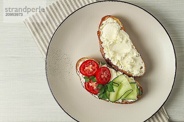 Sandwich  mit Frischkäse  hausgemacht  auf einem Schneidebrett  rustikal  ohne Menschen  selektiver Fokus  Frühstück