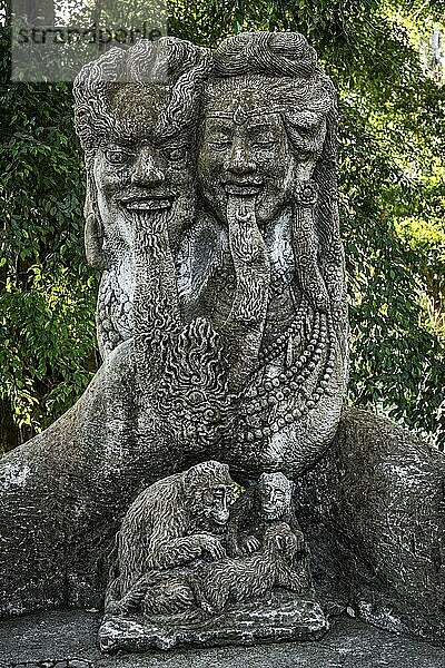 Tempelfigur als Paar mit Affen  Frau  Mann  Tier  Hinduismus  Zunge  lang  rausgestreckt  Gesichtsausdruck  Stein  Steinfigur  Tempel  Religion  Weltreligion  Gott  Grimasse  Skulptur  Kunst  Kultur  Figur  Gottheit  Ikone  Dekoration  gläubig  Glaube  Bildhauerei  Fantasie  Kunstfigur  beten  Darstellung  religiös  Reise  Spiritualität  traditionell  Meditation  Mythologie  heilig  asiatisch  abstrakt  Weisheit  Abbild  Abbildung  geschmückt  Tradition  Sacred monkey forest  Bali  Indonesien  Asien