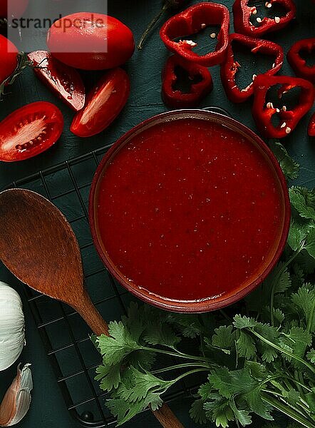 Tomatensauce  Tomaten und Paprika  georgische Satsebeli Sauce  mit Zutaten auf dunklem Hintergrund  Draufsicht  Nahaufnahme  ohne Personen