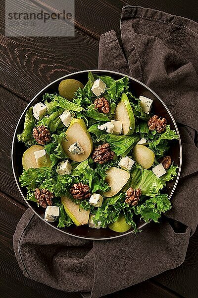 Keto Salat  Birne mit Blauschimmelkäse und Walnuss  selektiver Fokus  keine Menschen  Nahaufnahme