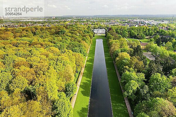 Luftaufnahme Spiegelweiher und Schloss und Park Benrath  Düsseldorf  Deutschland  Europa