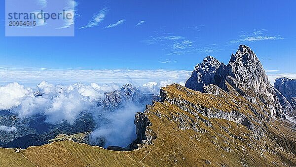 Die Gipfel Sas Rigais und Furchetta der Geislergruppe  Drohnenaufnahme  Grödnertal  Dolomiten  Autonome Provinz Bozen  Südtirol  Italien  Europa